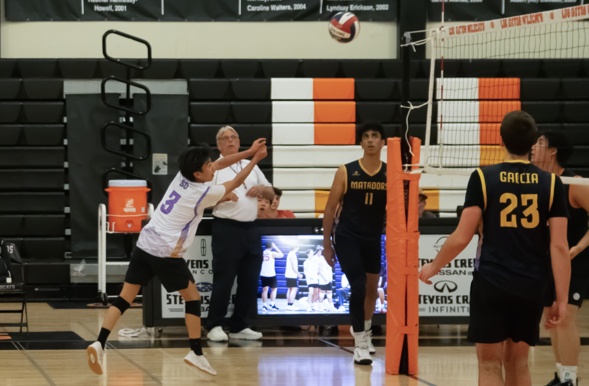 Sophomore and libero Nikolas Ko passes the ball over the net. Photo I Manas Kottakota 